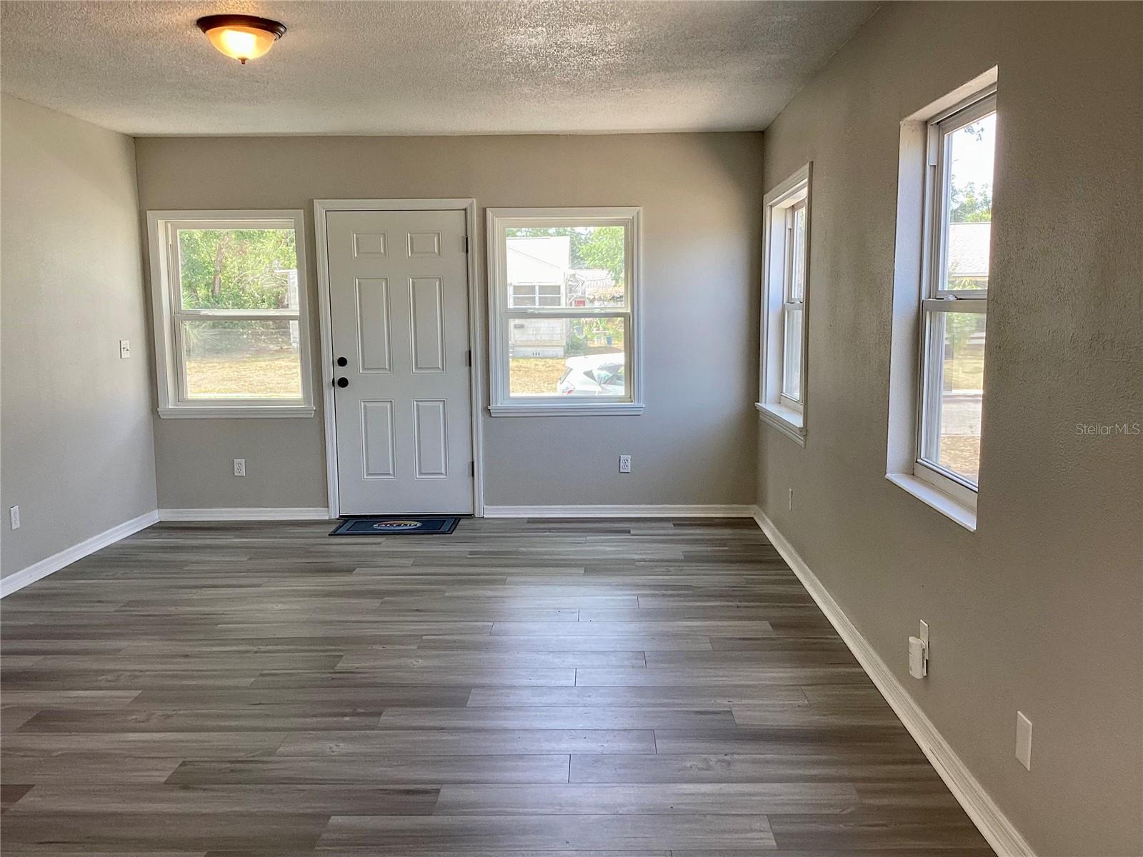 Image 4 of 22 For 1512 18th Avenue W