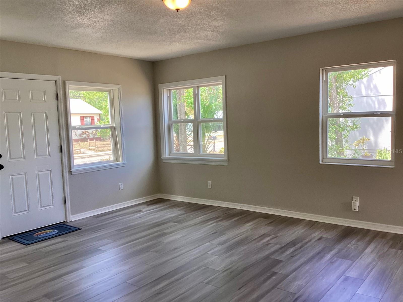 Image 5 of 22 For 1512 18th Avenue W