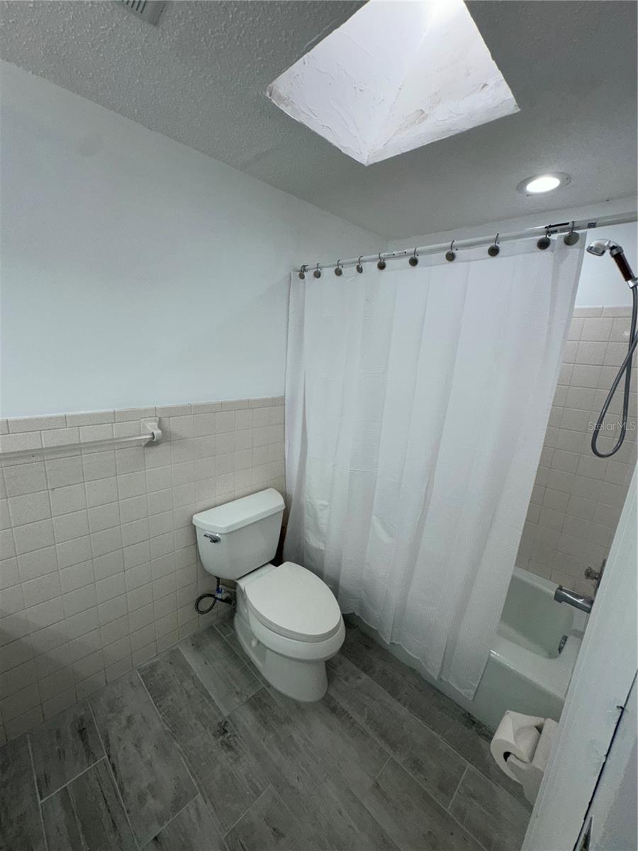 Listing photo id 7 for 406 71st Street B
