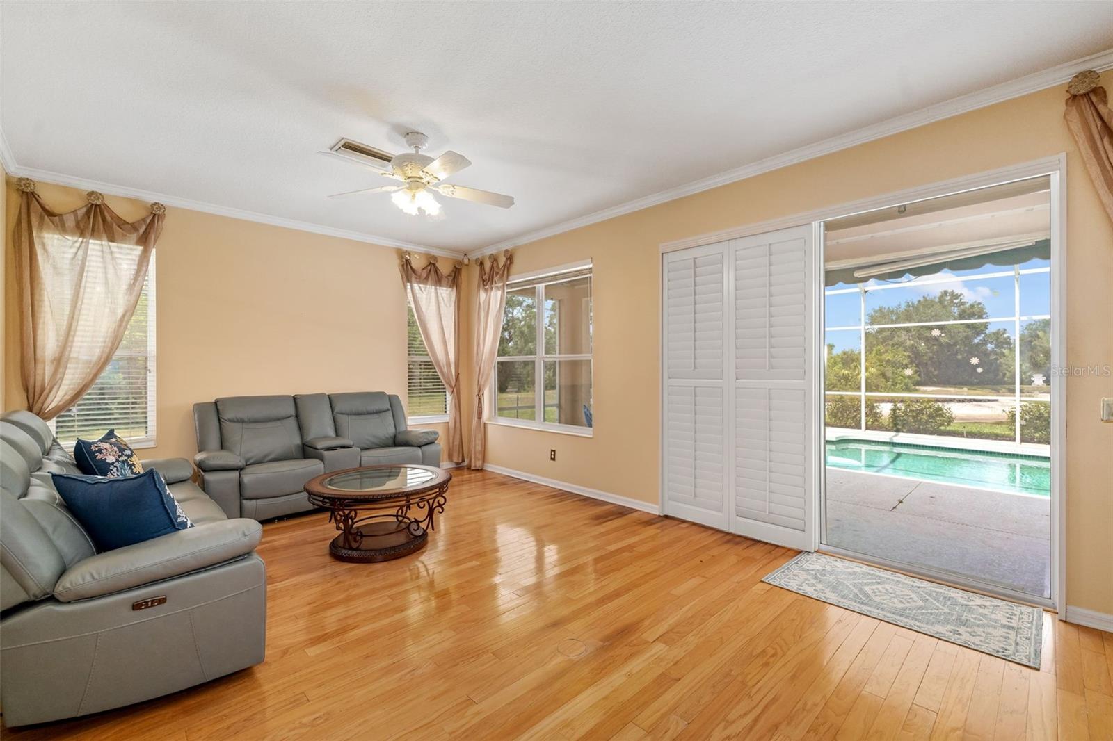 Image 14 of 47 For 370 Londonderry Drive