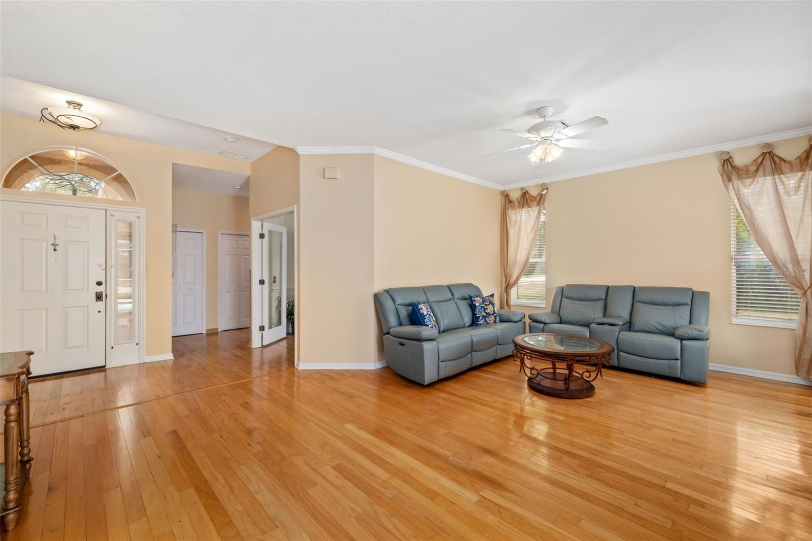 Image 15 of 47 For 370 Londonderry Drive