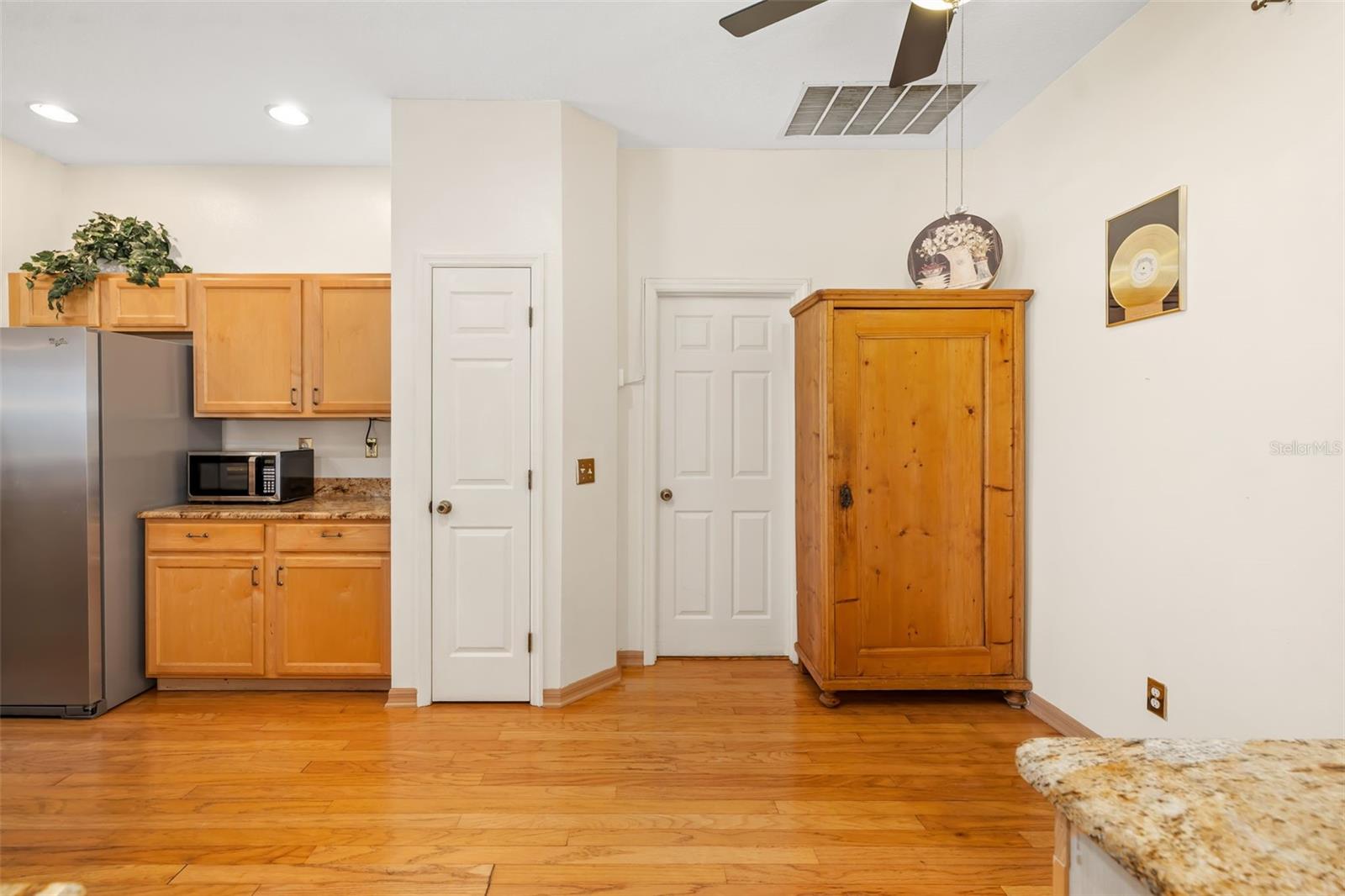 Image 19 of 47 For 370 Londonderry Drive