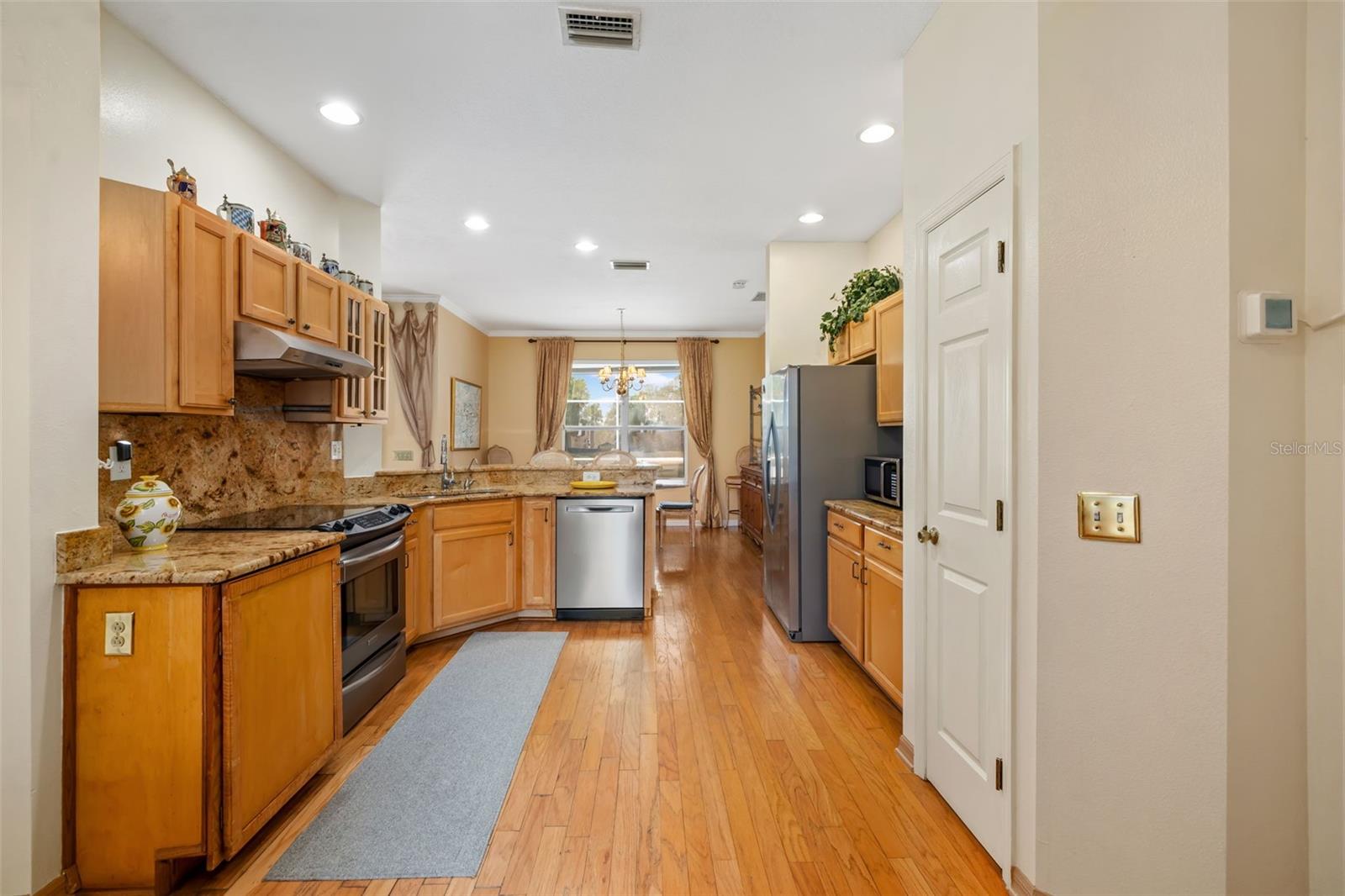 Image 20 of 47 For 370 Londonderry Drive
