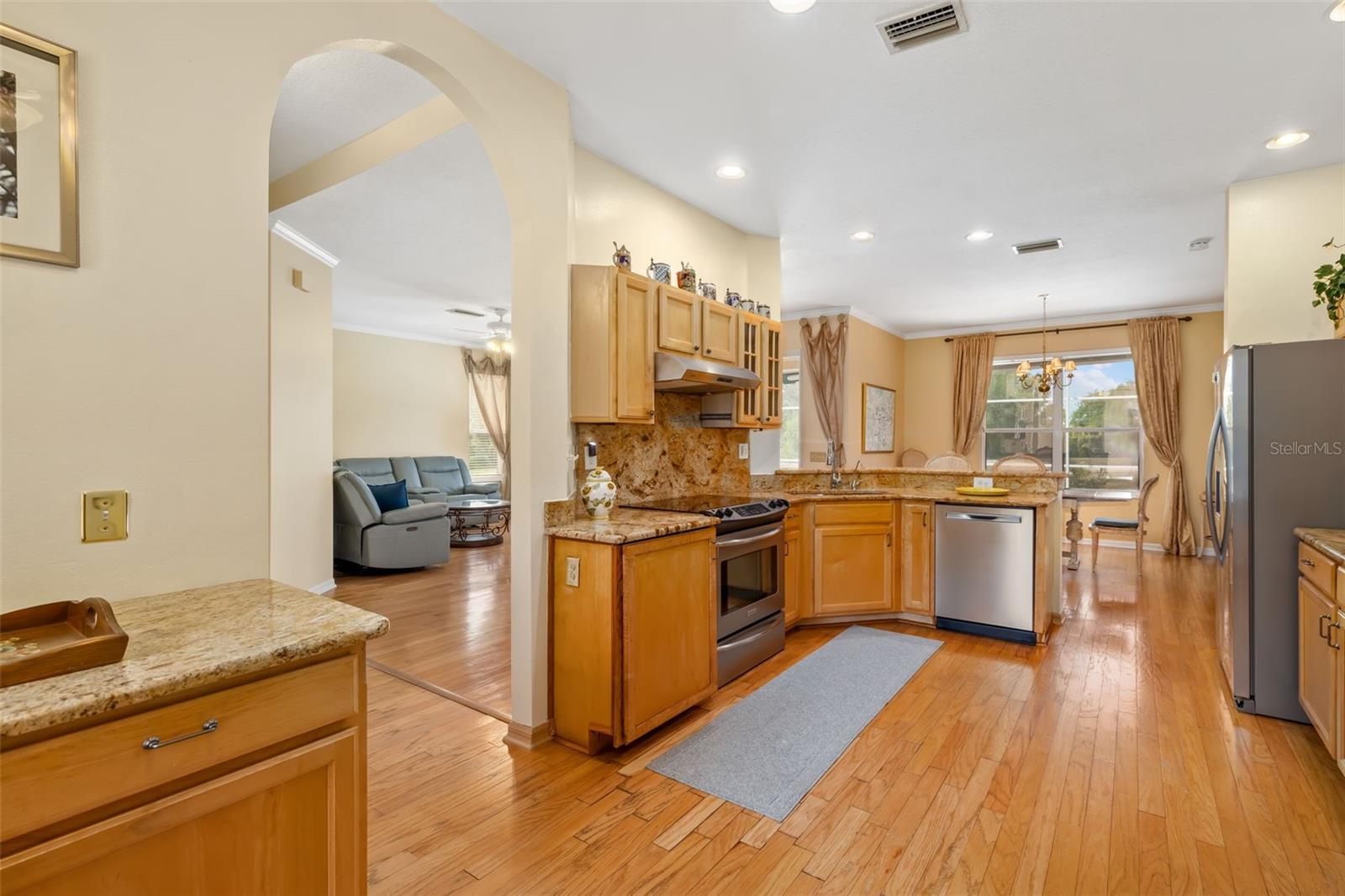 Image 21 of 47 For 370 Londonderry Drive