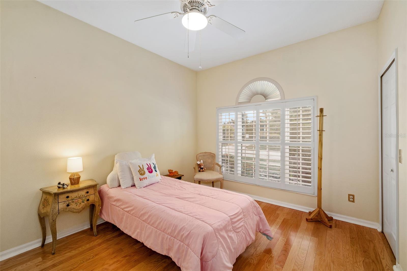 Image 32 of 47 For 370 Londonderry Drive
