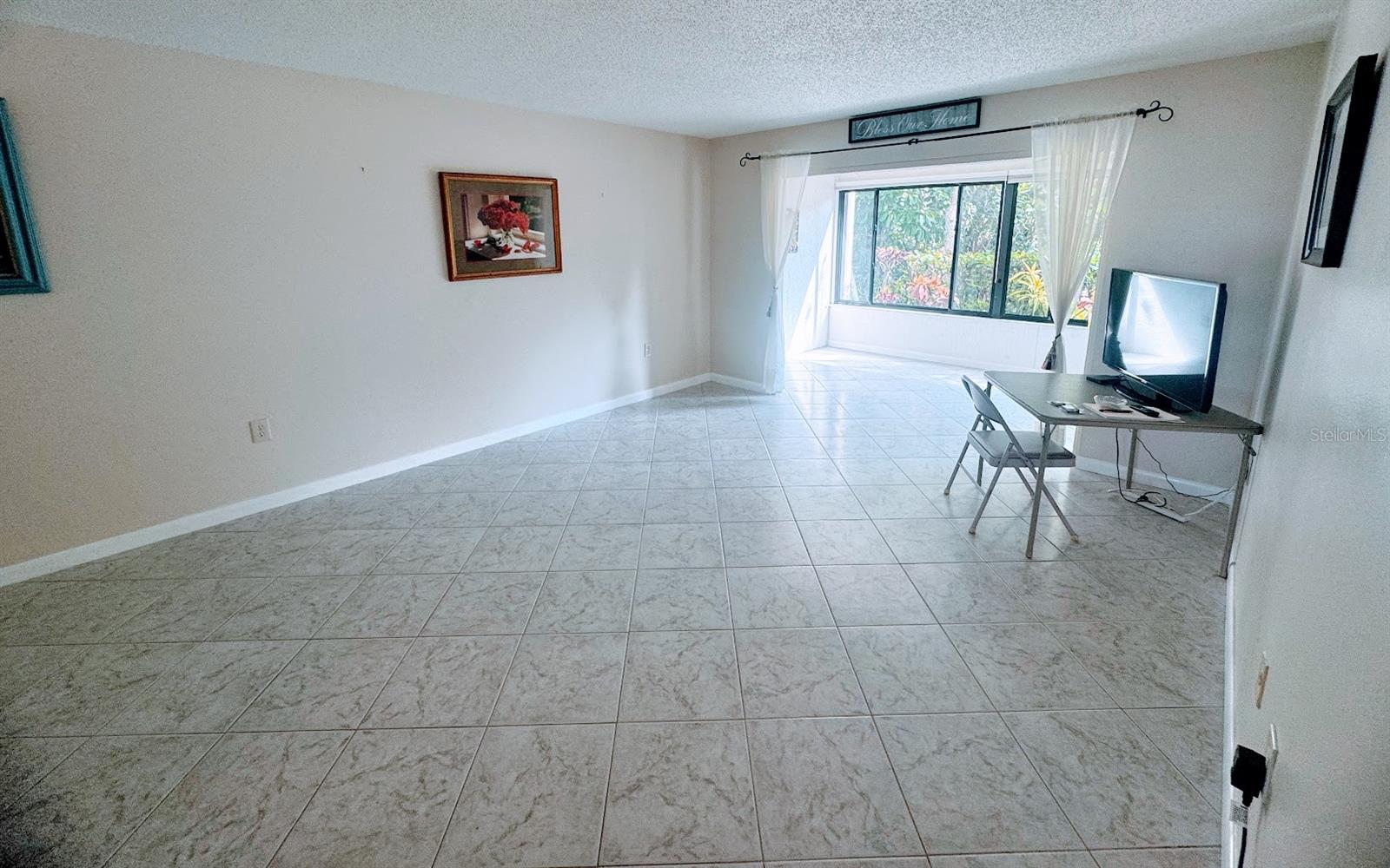 Image 11 of 17 For 647 Woodlawn Drive 647