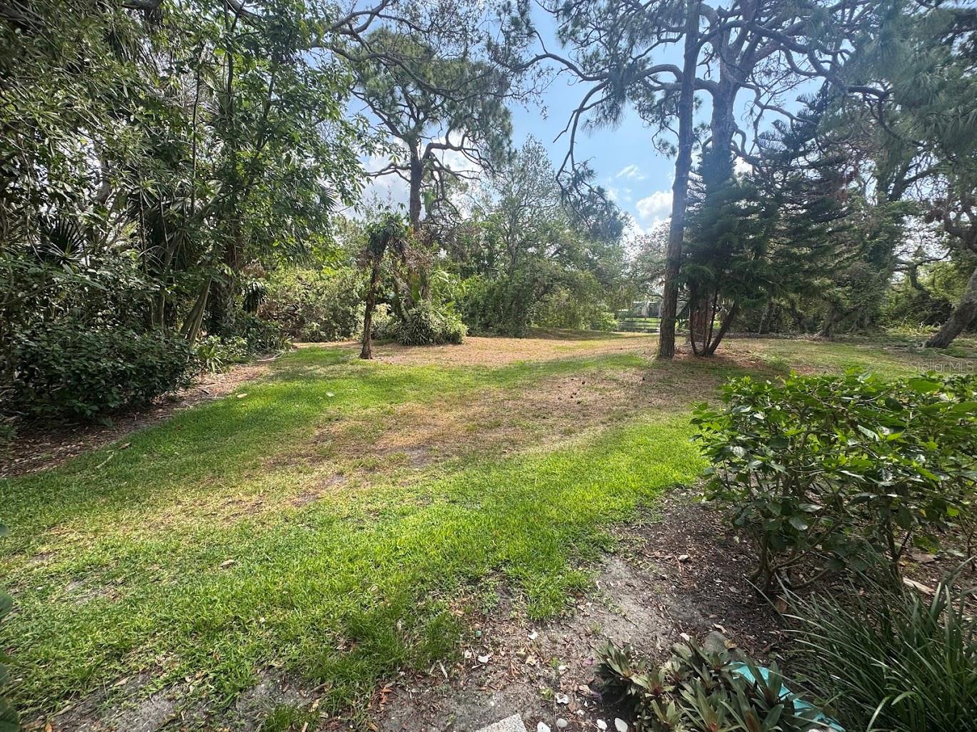 Image 4 of 17 For 647 Woodlawn Drive 647