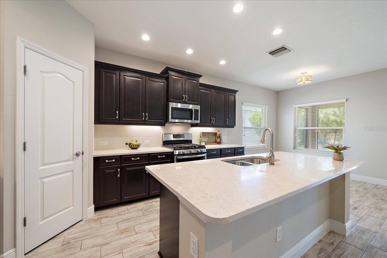 Listing photo id 10 for 1739 Lake Verona Circle