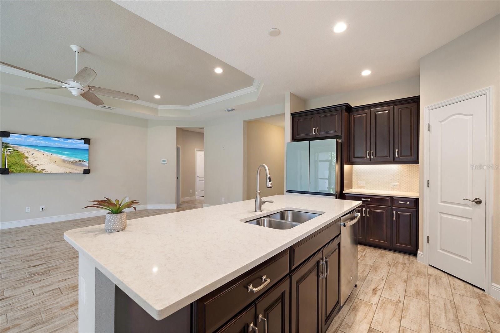 Listing photo id 11 for 1739 Lake Verona Circle