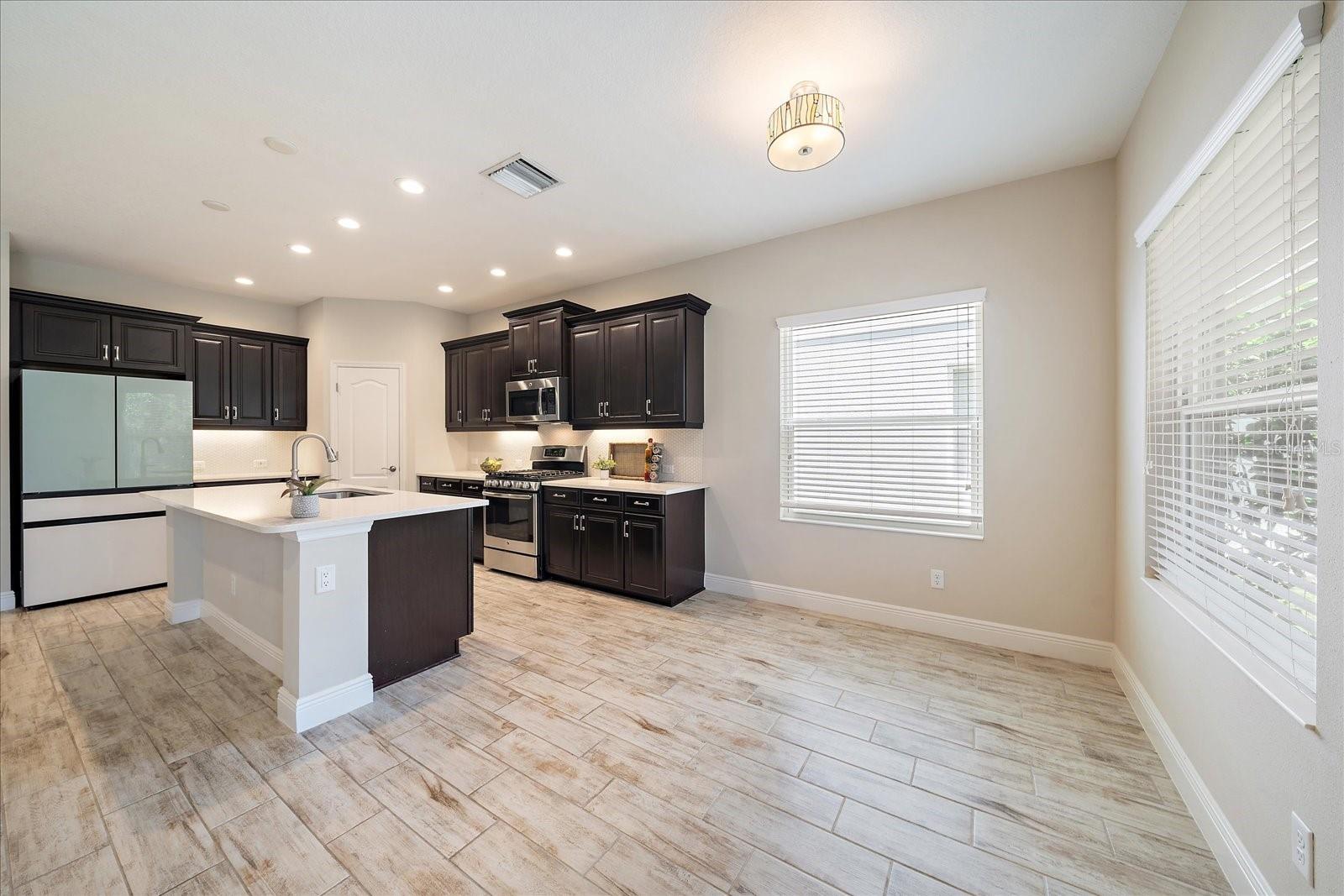 Listing photo id 12 for 1739 Lake Verona Circle