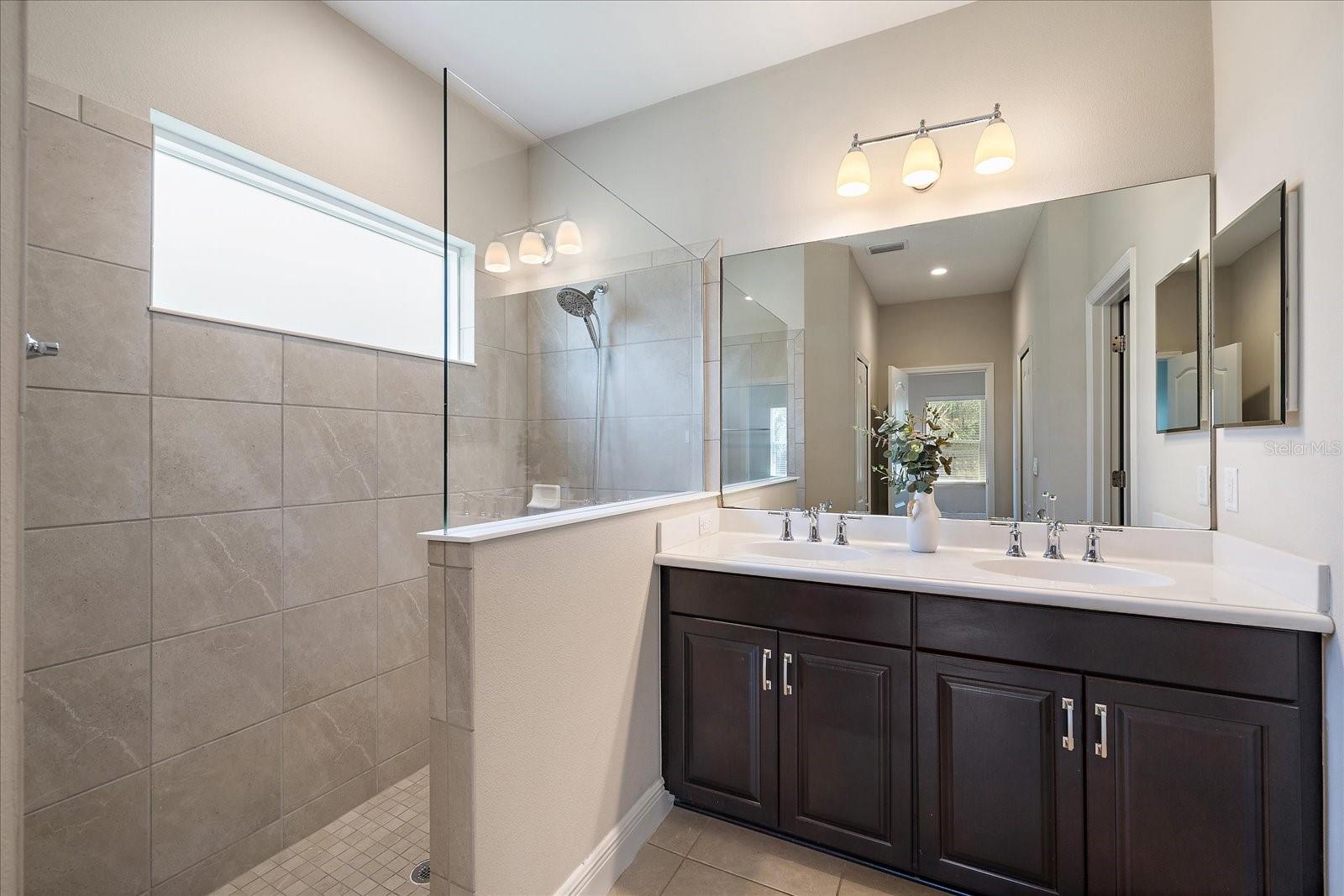 Listing photo id 15 for 1739 Lake Verona Circle