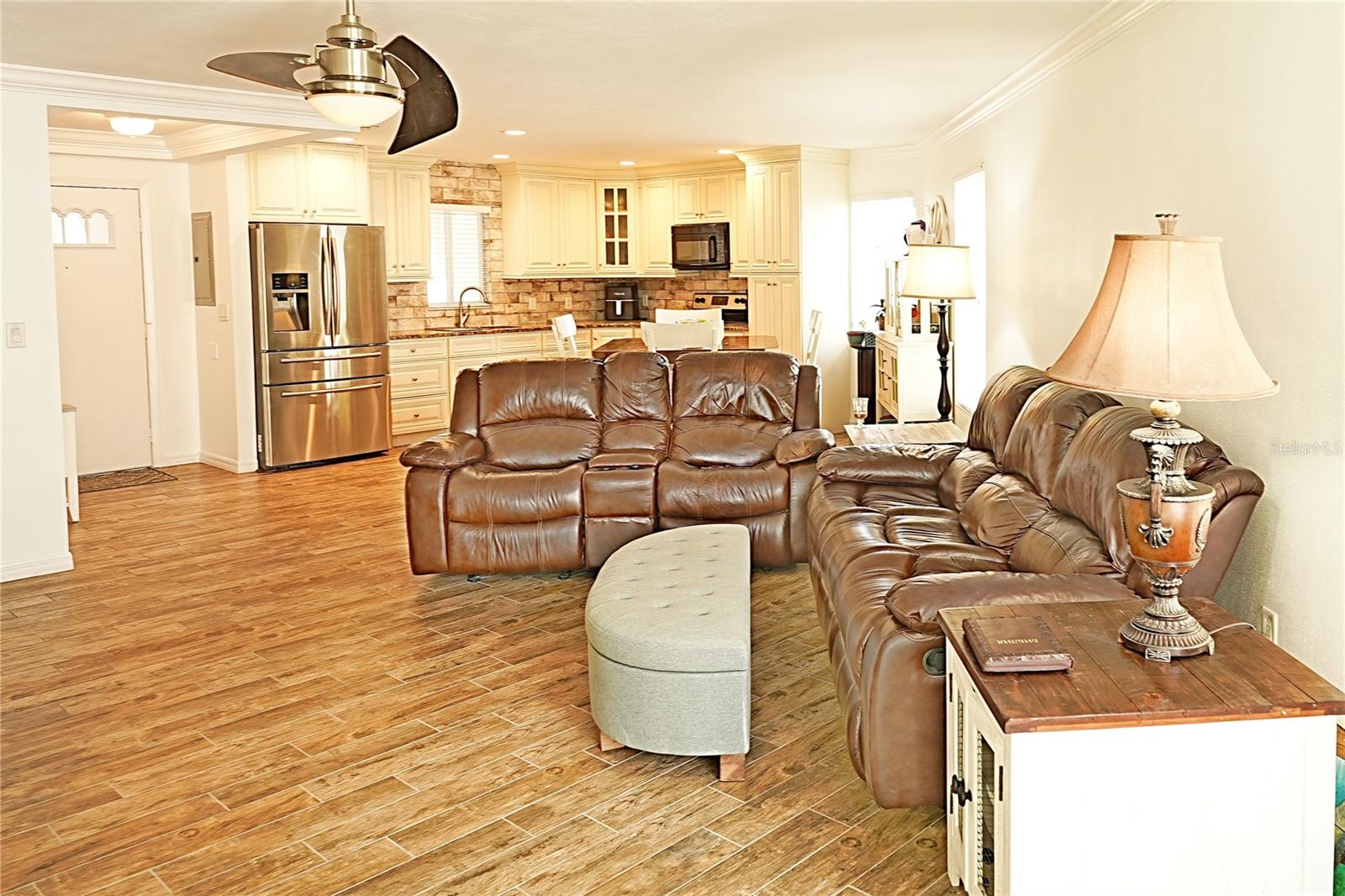 Image 9 of 36 For 802 Capri Isles Boulevard 231