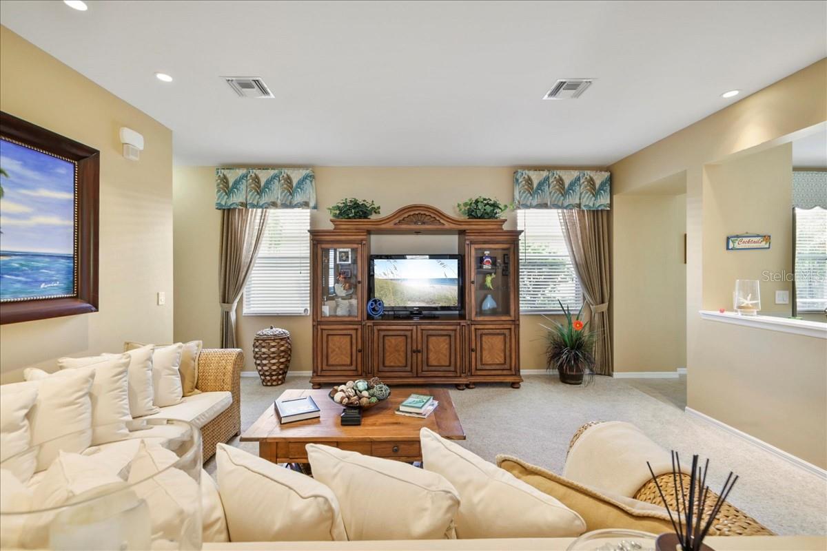 Image 14 of 38 For 13180 Pembroke Circle N