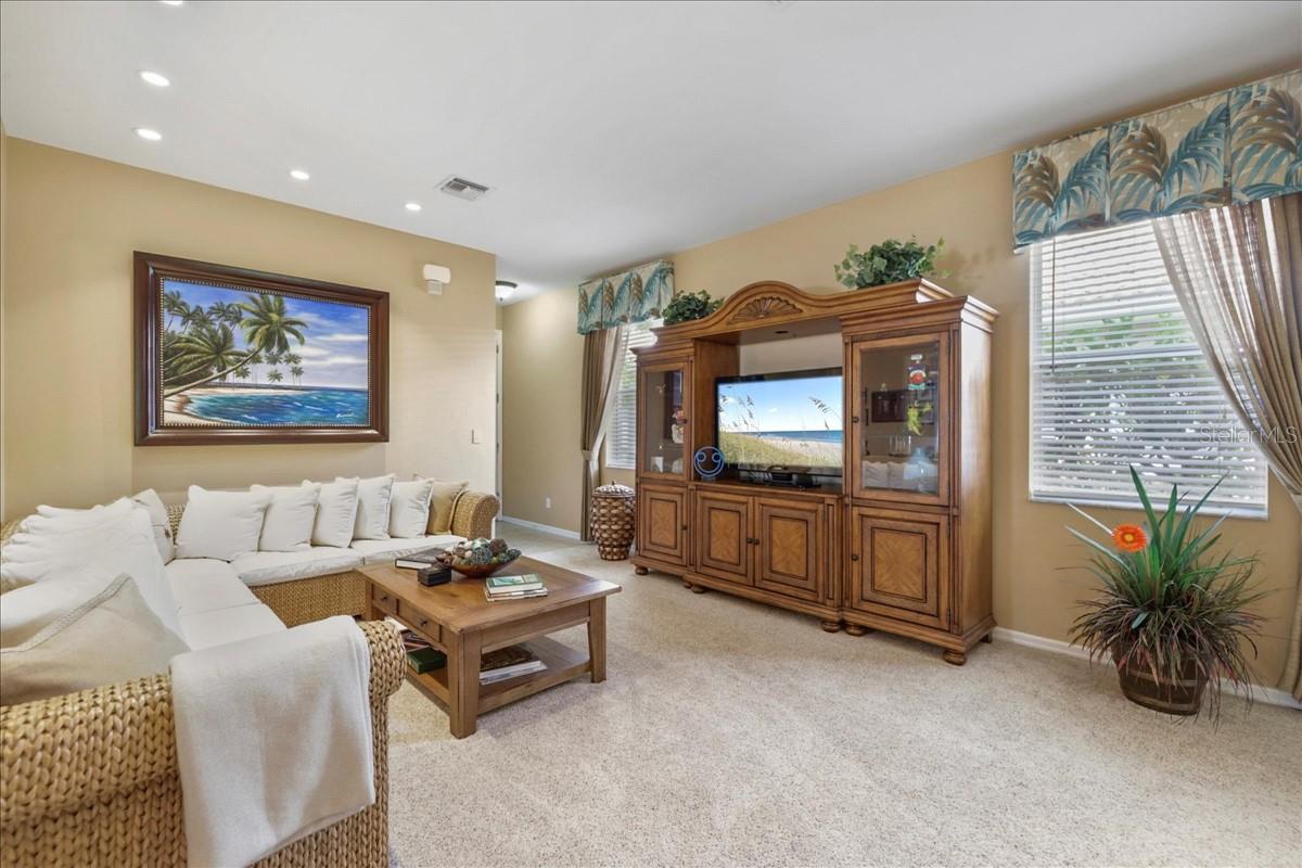 Image 5 of 38 For 13180 Pembroke Circle N