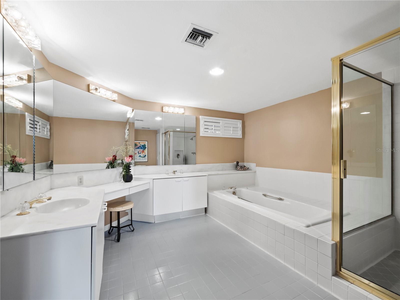Image 20 of 60 For 2120 Harbourside Drive 617