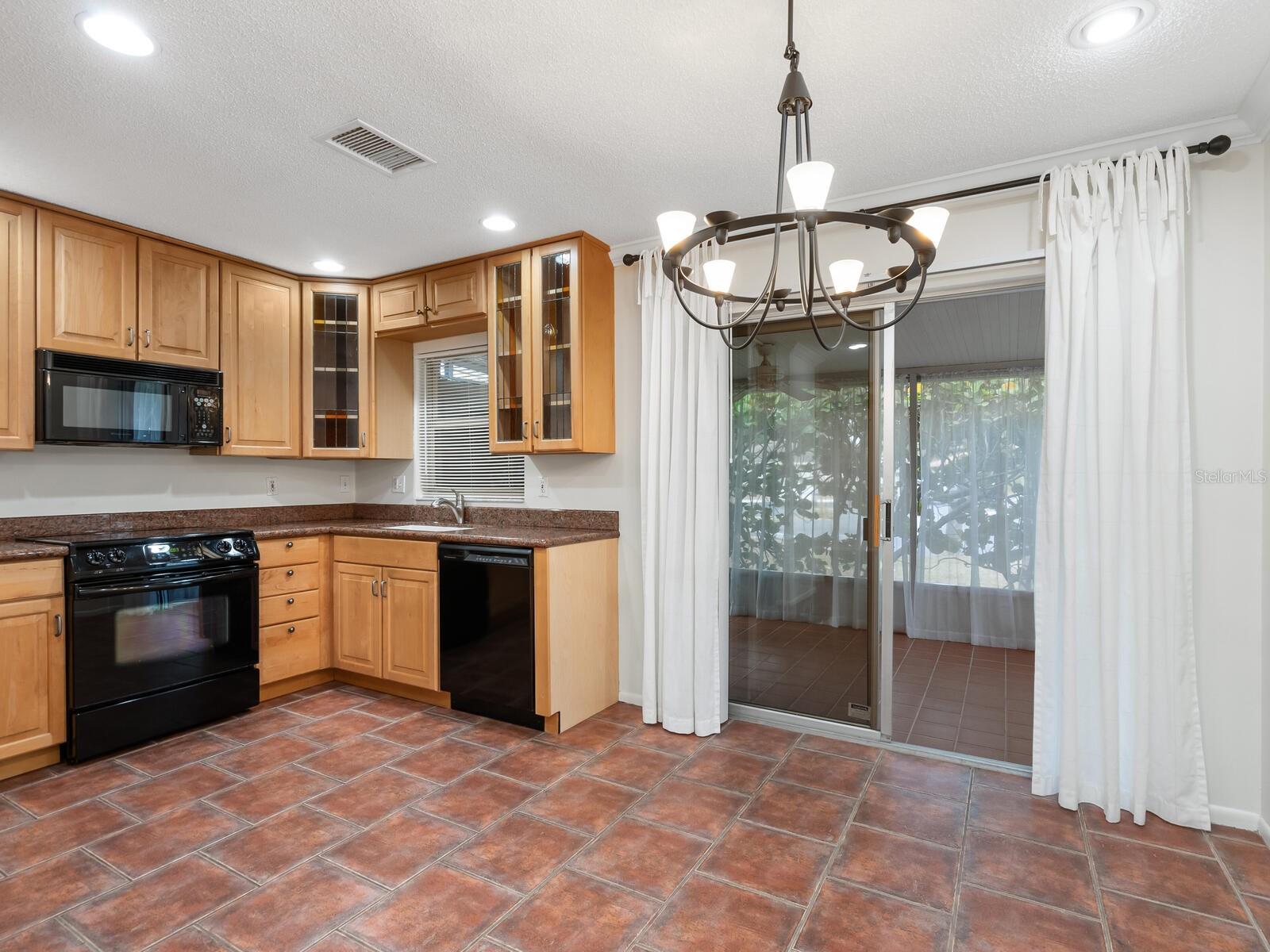 Image 7 of 38 For 635 Jefferson Avenue 635