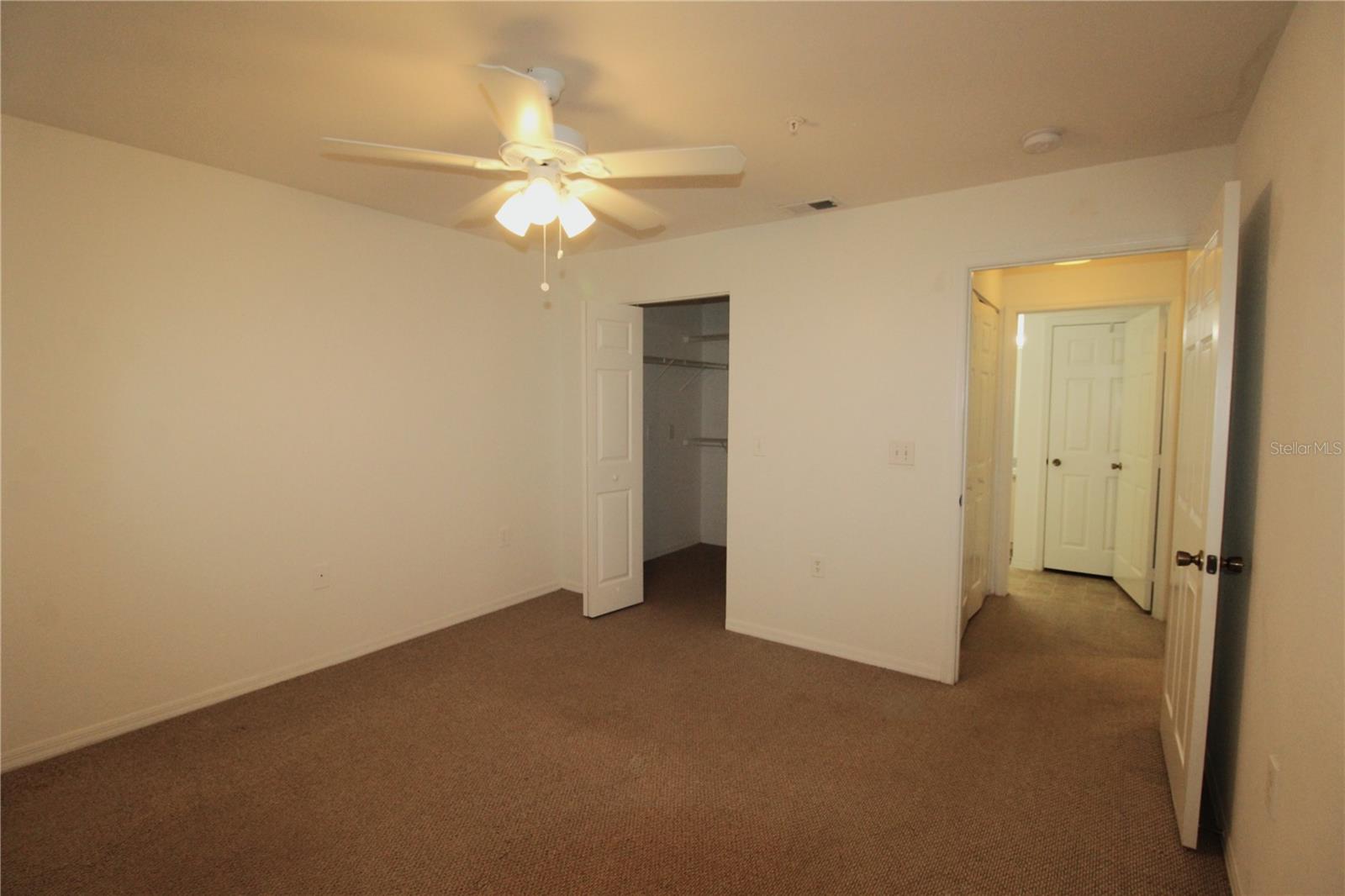 Listing photo id 8 for 8905 Manor Loop 107