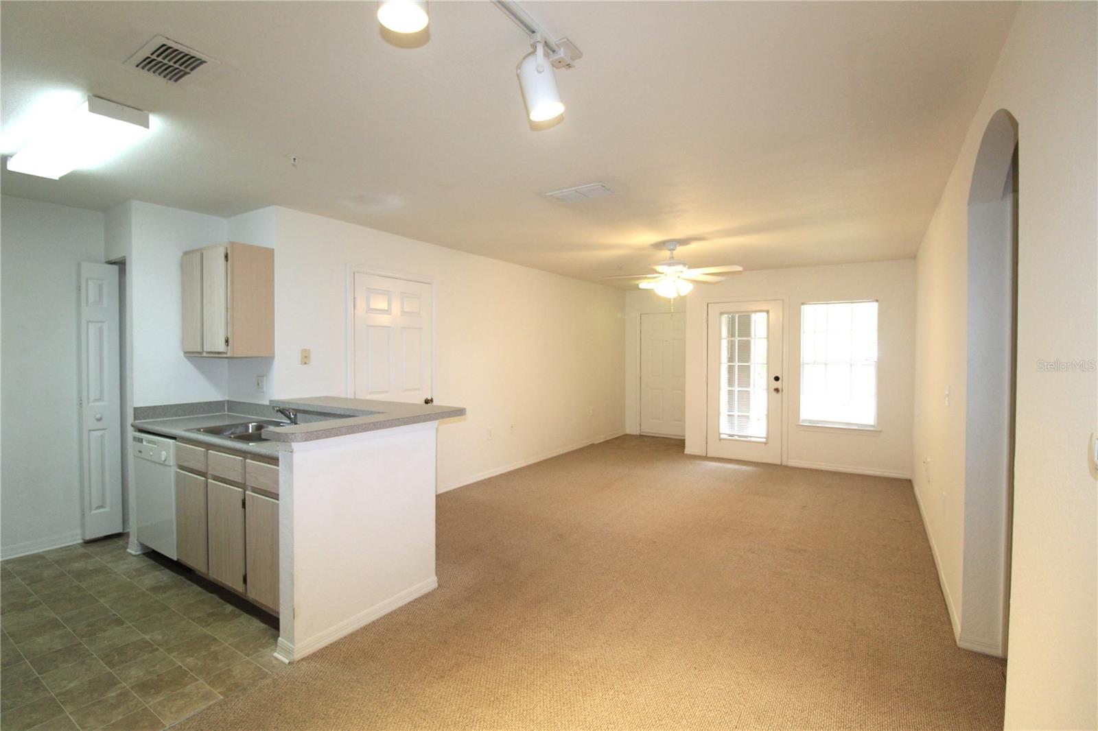 Listing photo id 5 for 8905 Manor Loop 107