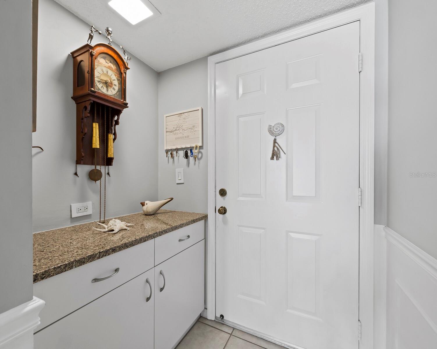 Listing photo id 2 for 4745 Independence Drive 4745