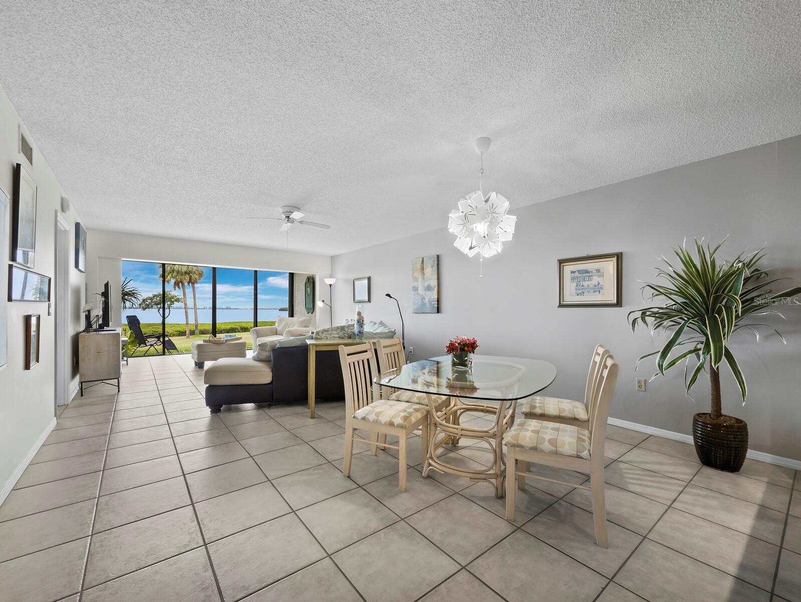 Listing photo id 4 for 4745 Independence Drive 4745