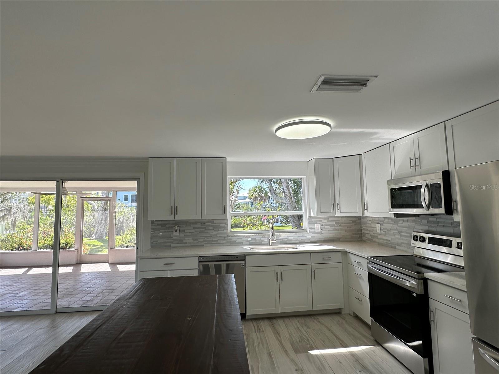 Image 11 of 35 For 812 Bayview Drive