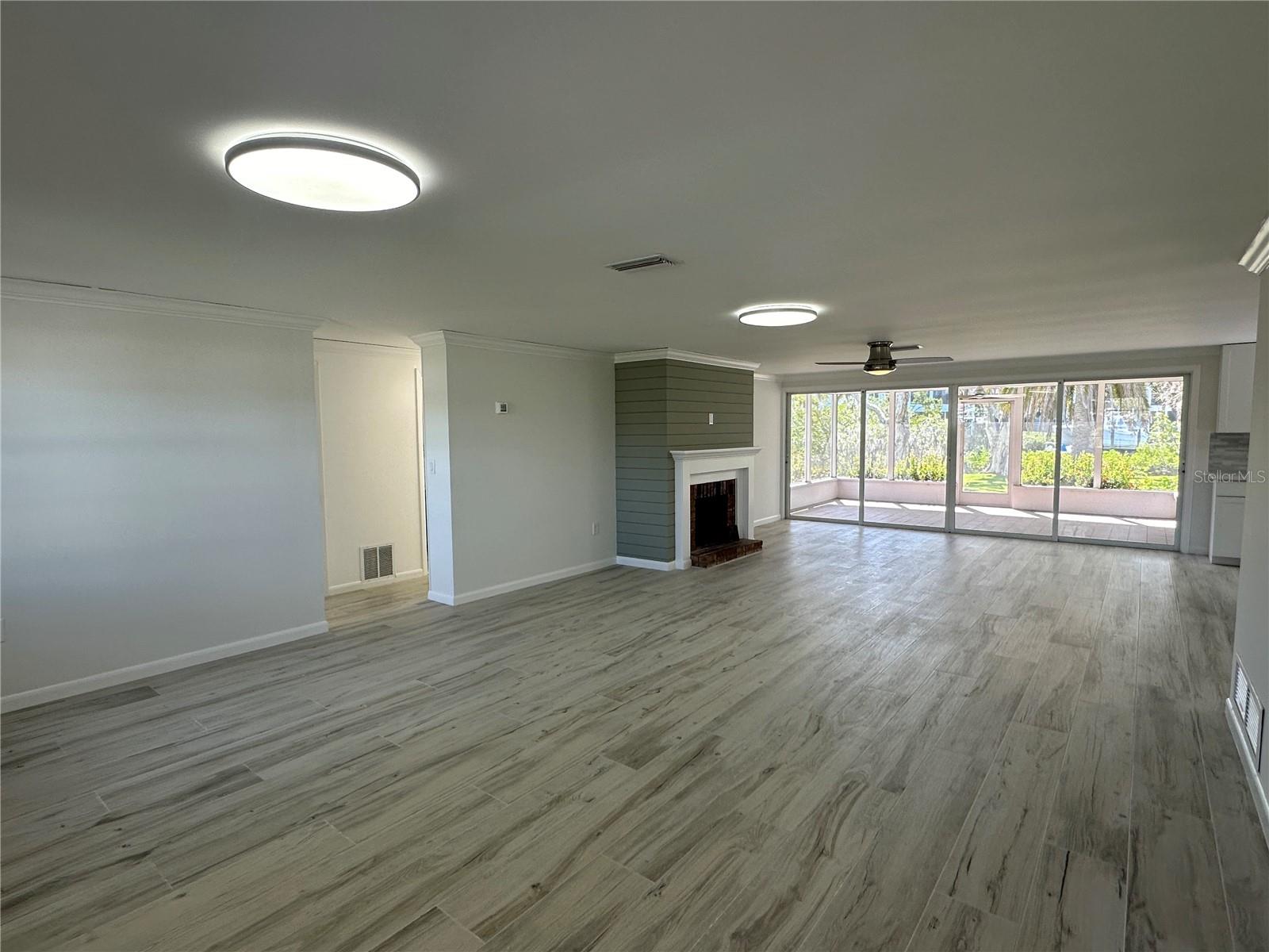 Image 4 of 35 For 812 Bayview Drive
