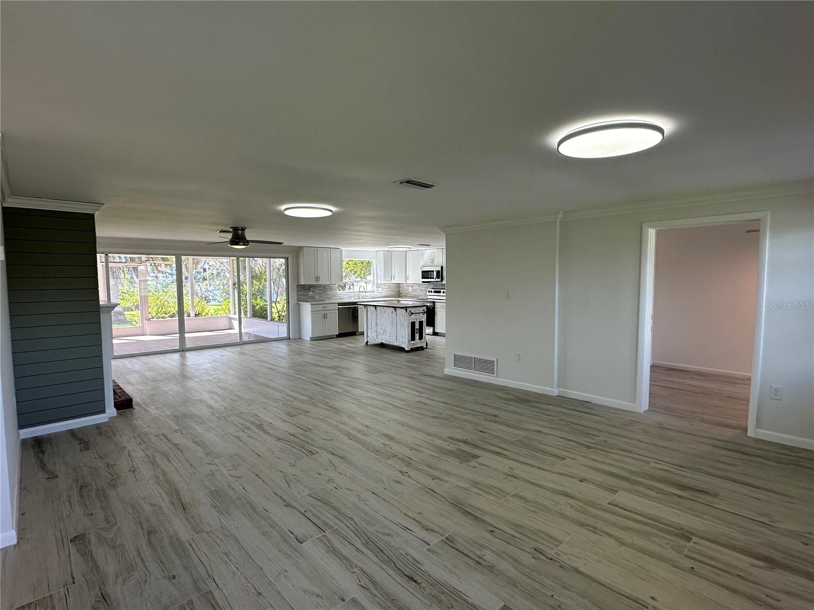 Image 5 of 35 For 812 Bayview Drive