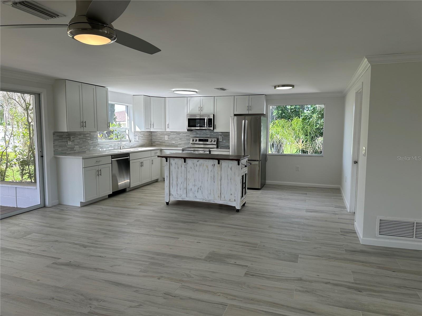 Image 6 of 35 For 812 Bayview Drive