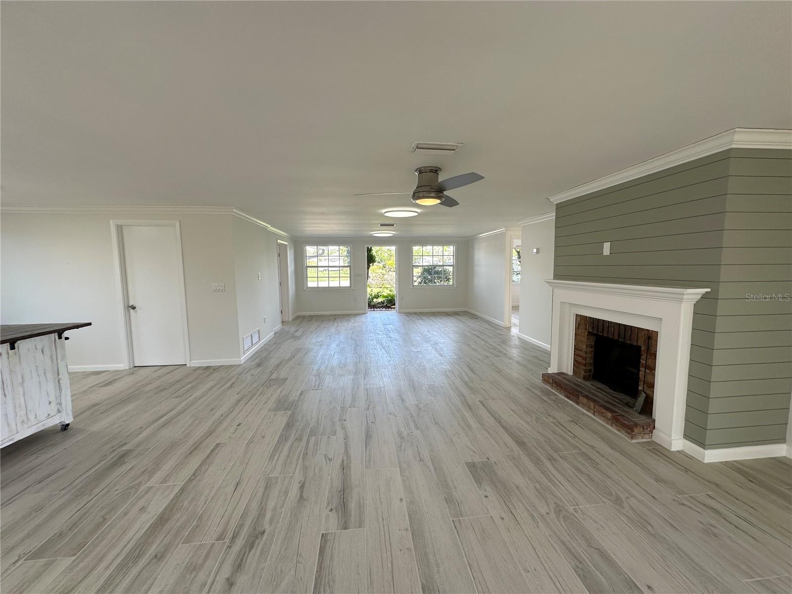 Image 8 of 35 For 812 Bayview Drive