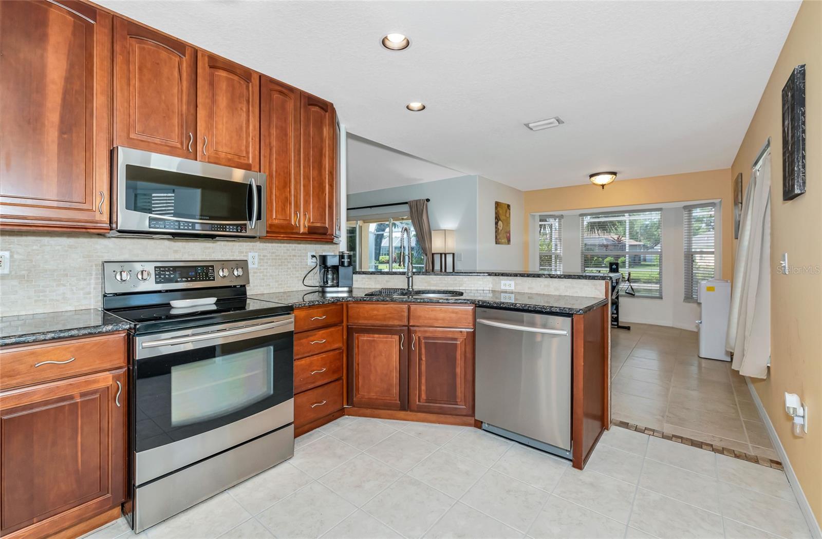 Image 7 of 47 For 3718 61st Drive E