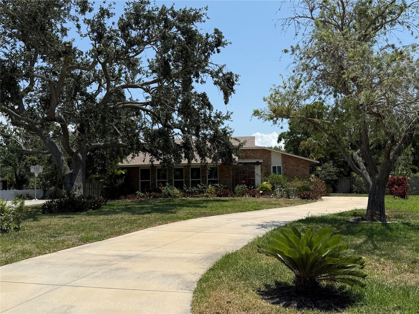 Listing Details for 911 Cimarron Circle, BRADENTON, FL 34209