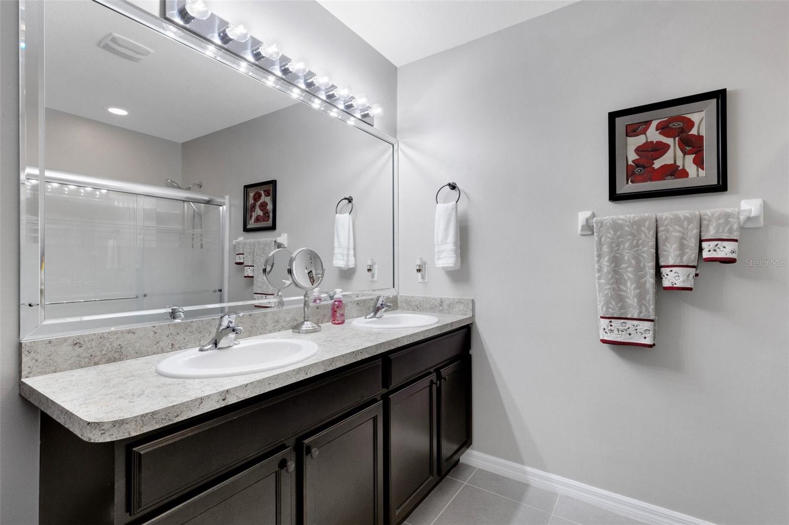 Listing photo id 21 for 5111 11th Street E