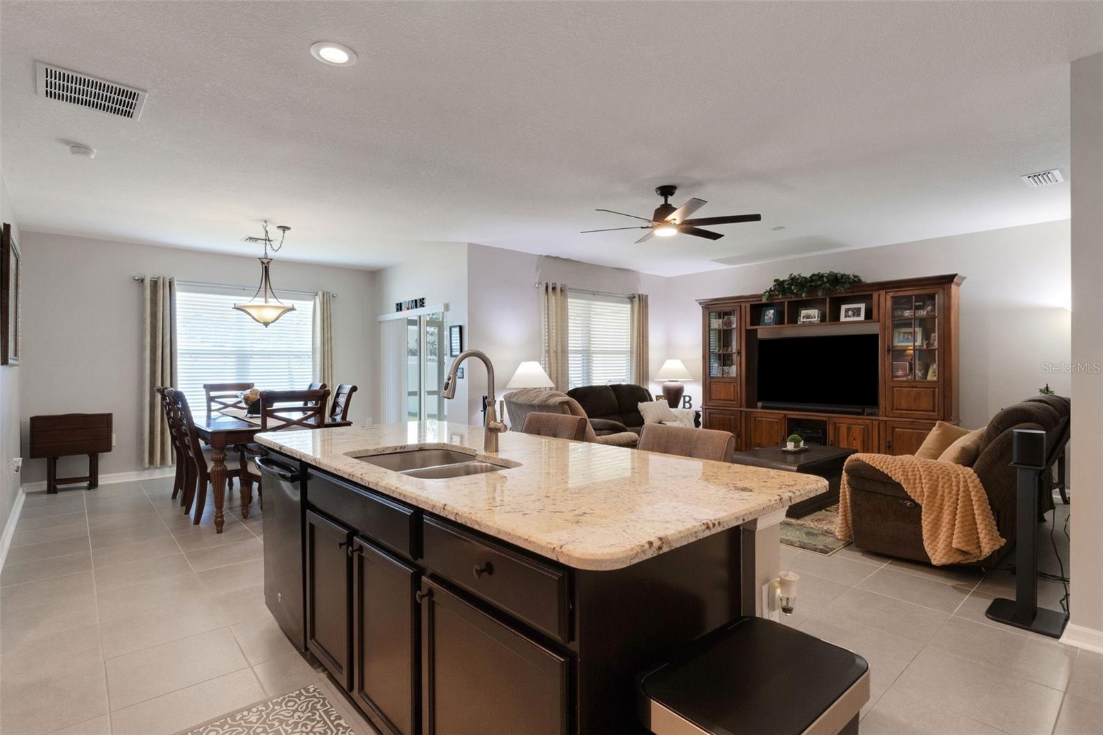Listing photo id 4 for 5111 11th Street E