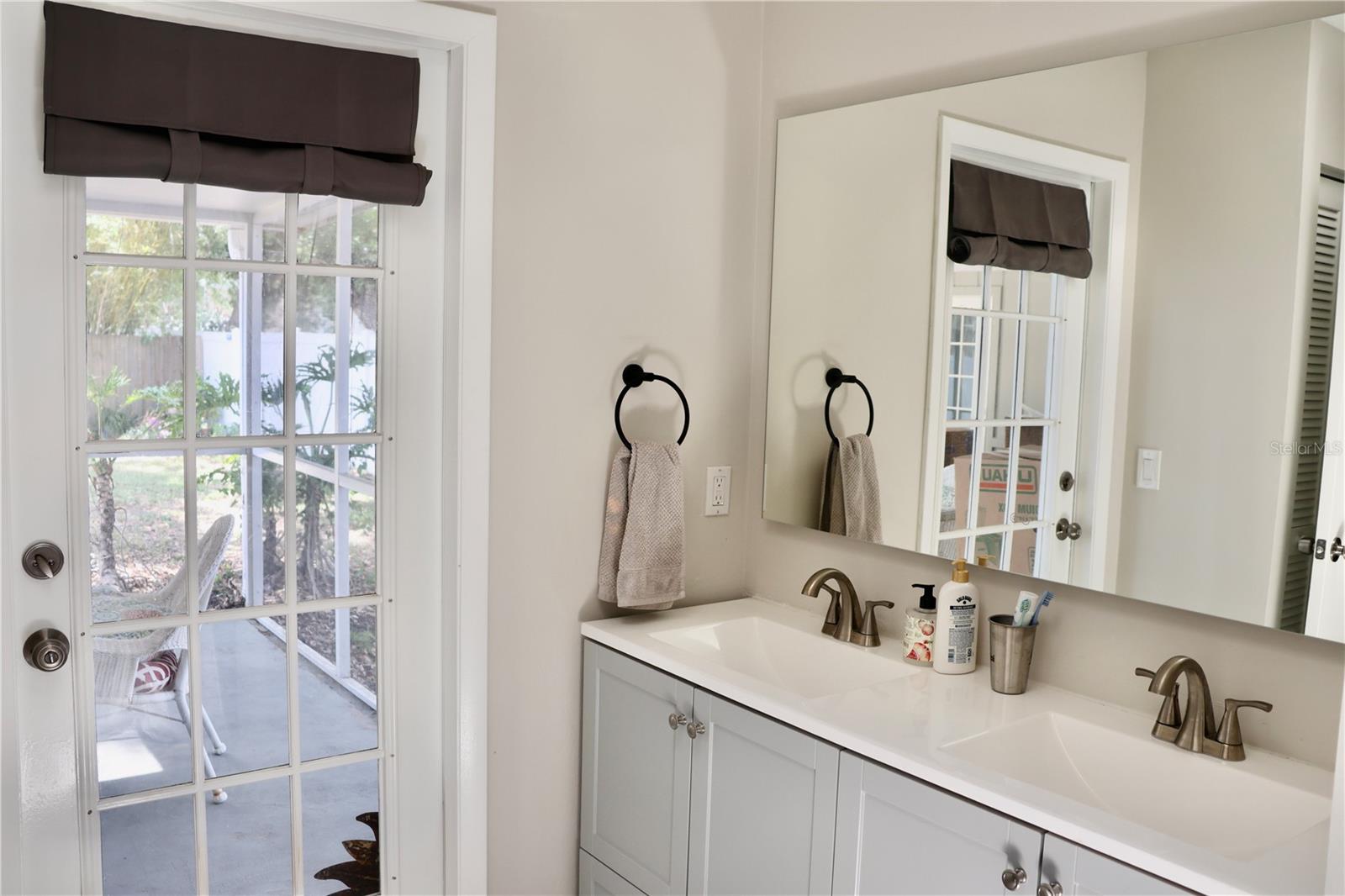 Image 17 of 28 For 8232 Country Oaks Court