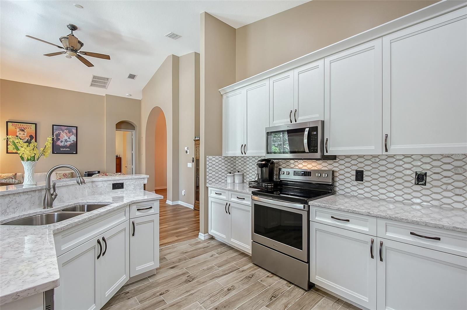 Image 14 of 52 For 6605 38th Lane E