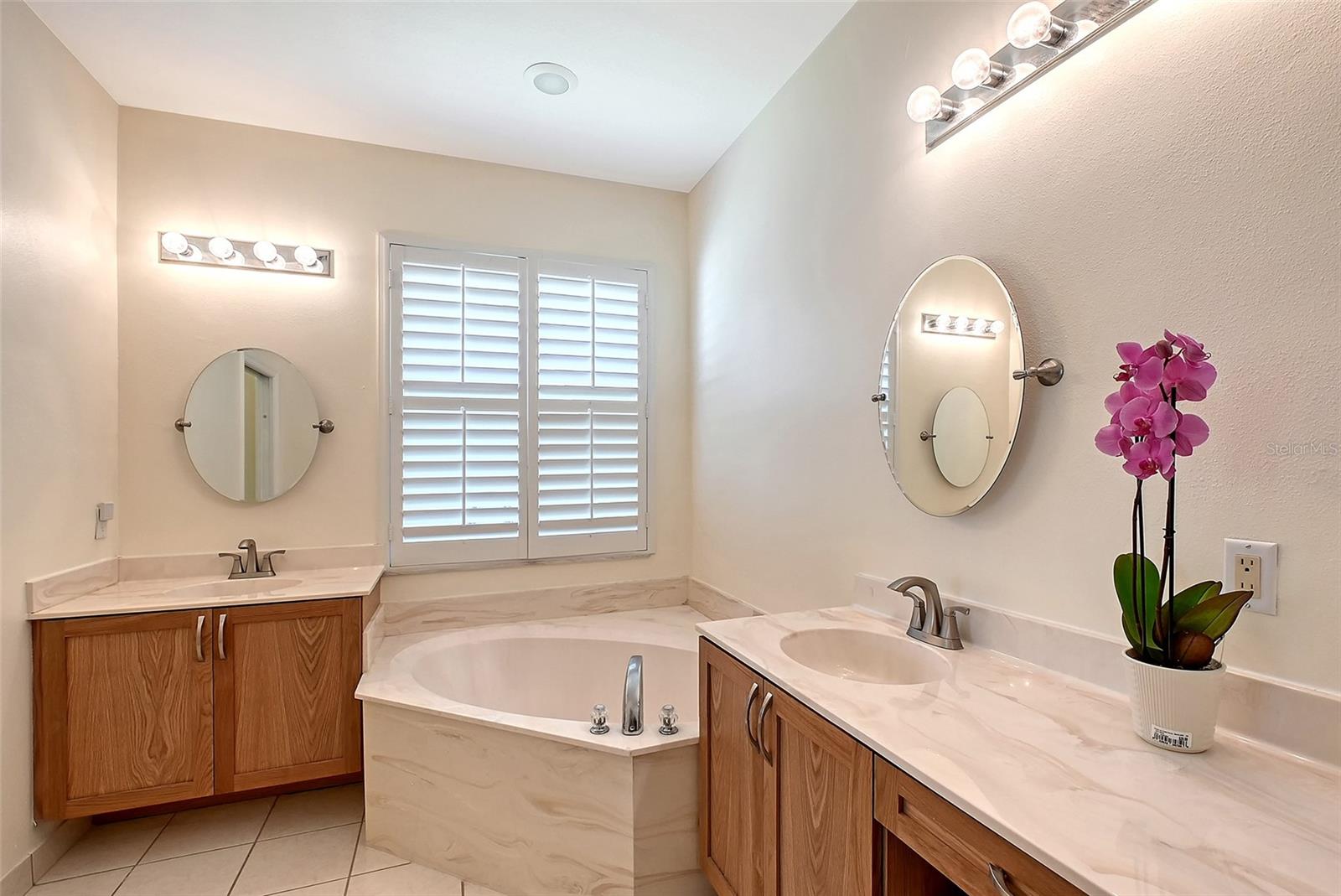 Image 24 of 52 For 6605 38th Lane E