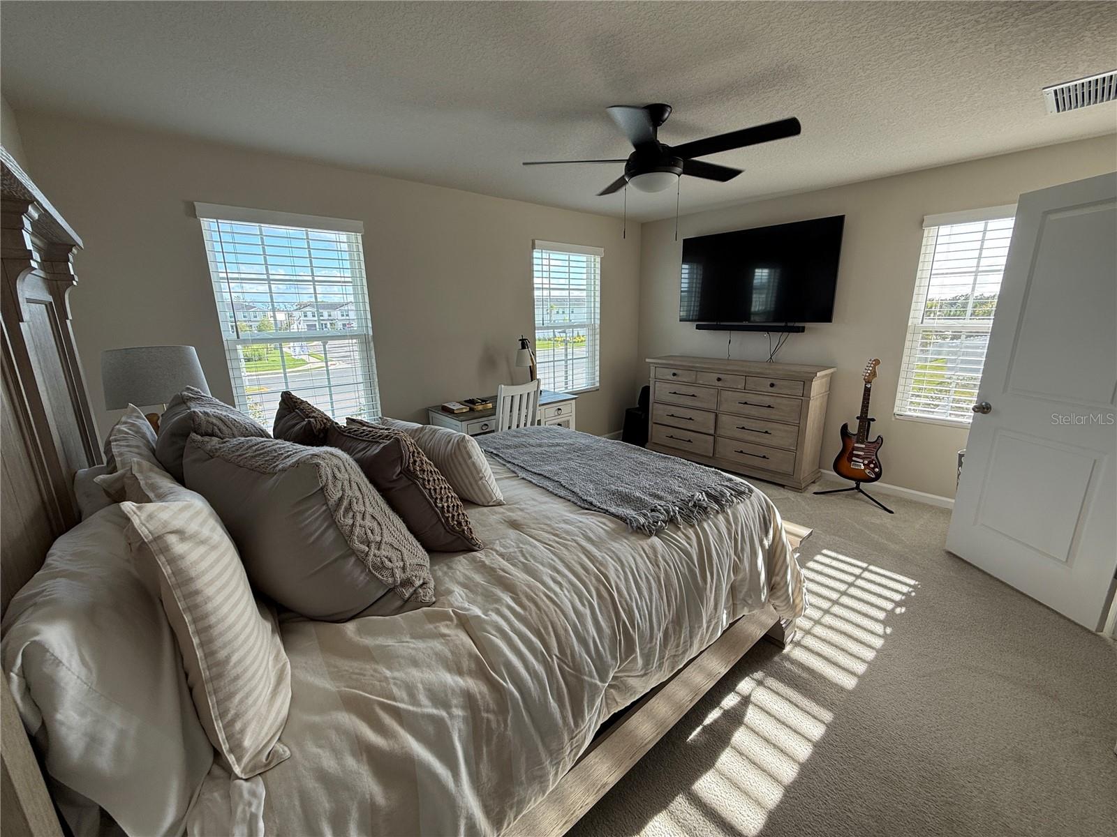 Listing photo id 9 for 14236 Crimson Avenue