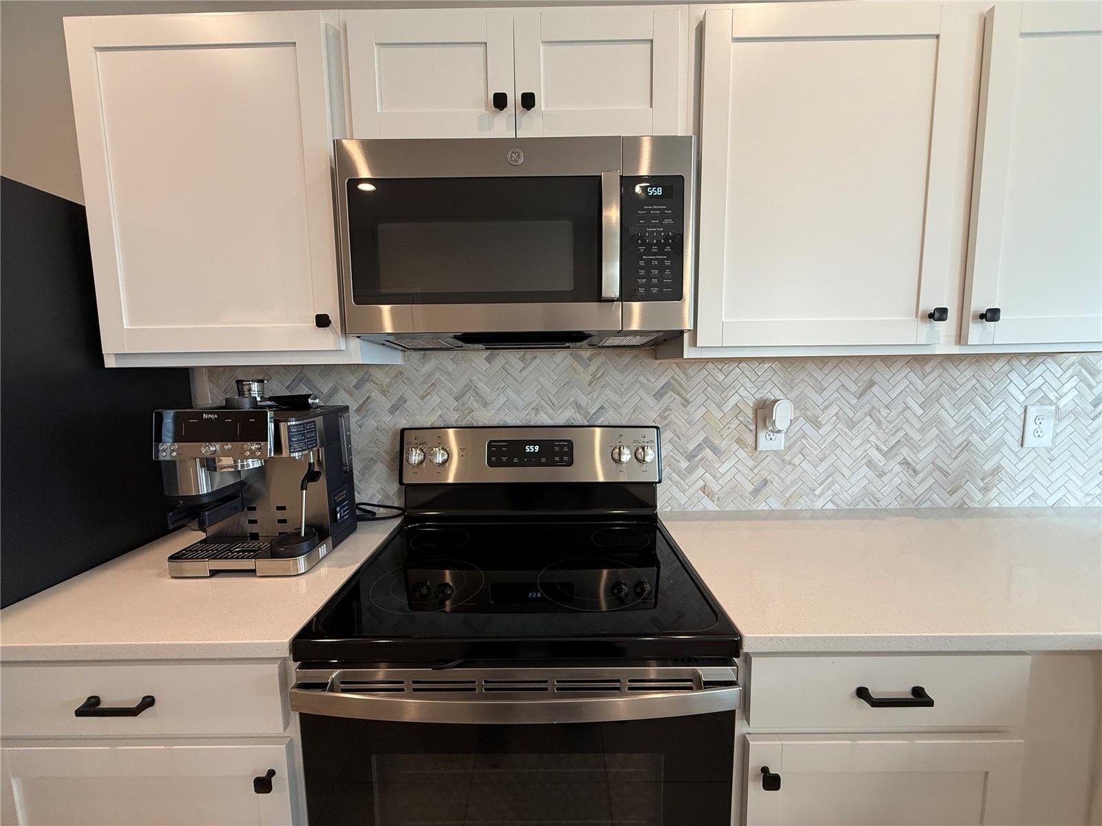 Listing photo id 2 for 14236 Crimson Avenue