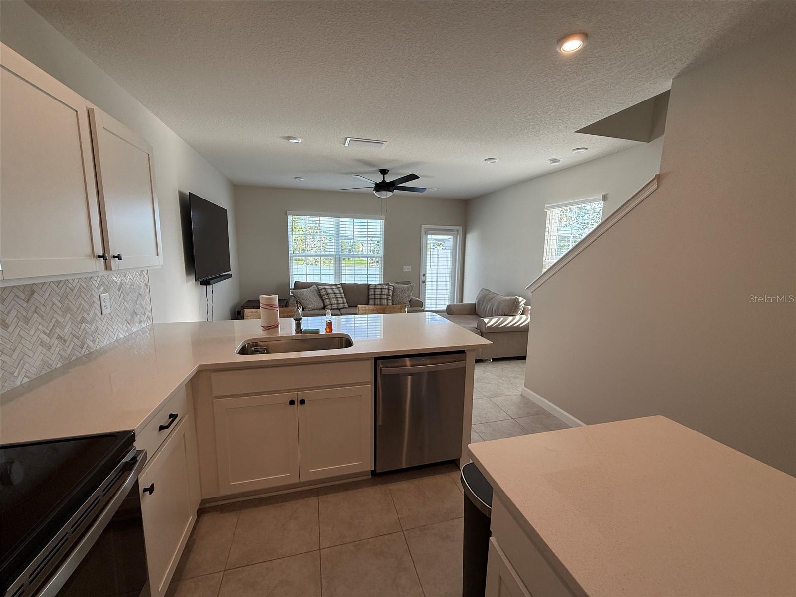 Listing photo id 3 for 14236 Crimson Avenue