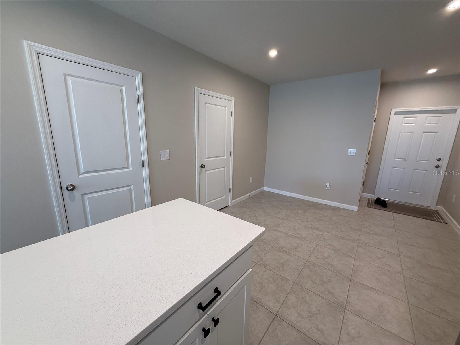 Listing photo id 6 for 14236 Crimson Avenue