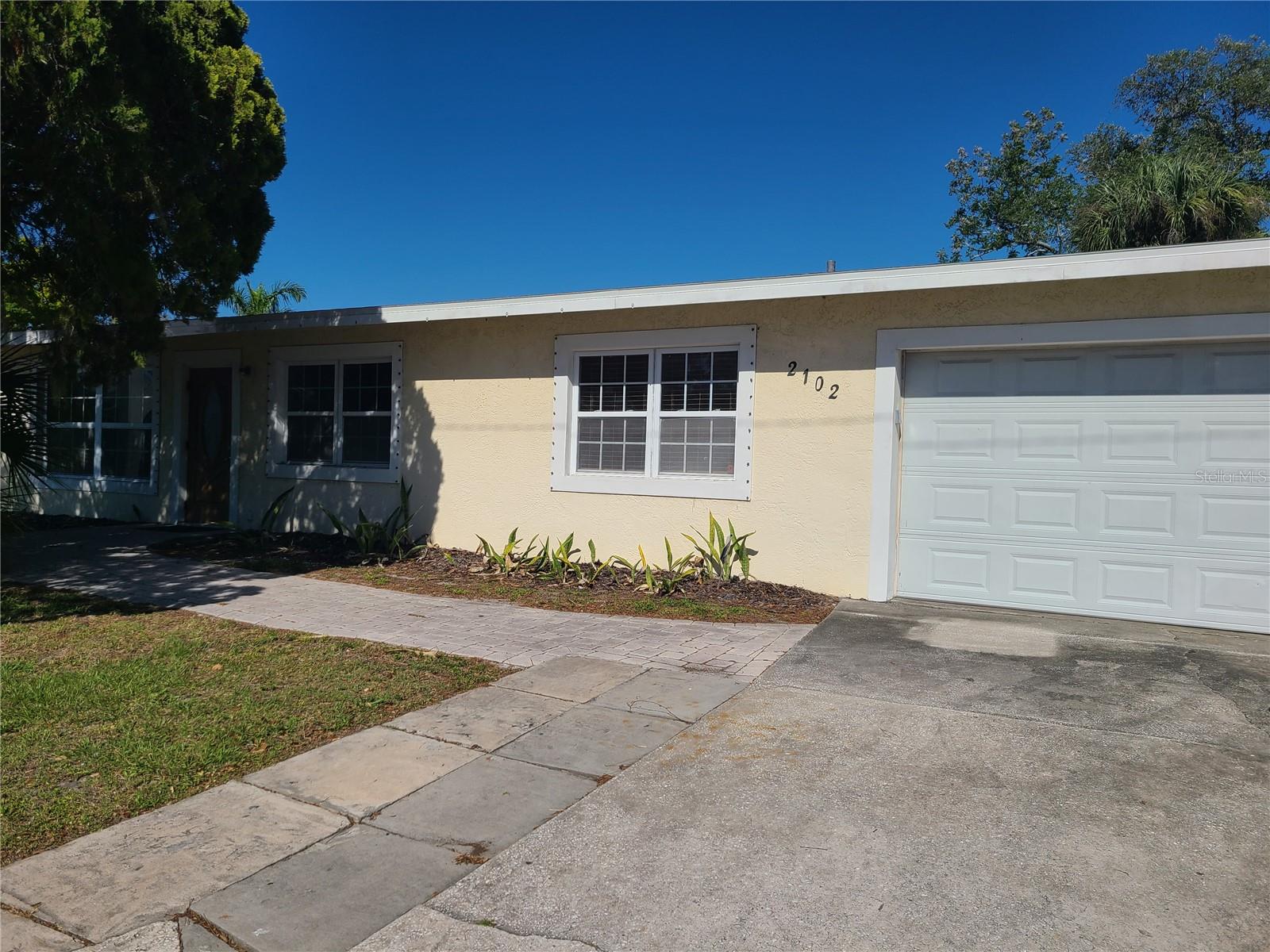 Image 2 of 20 For 2102 Hillview Street