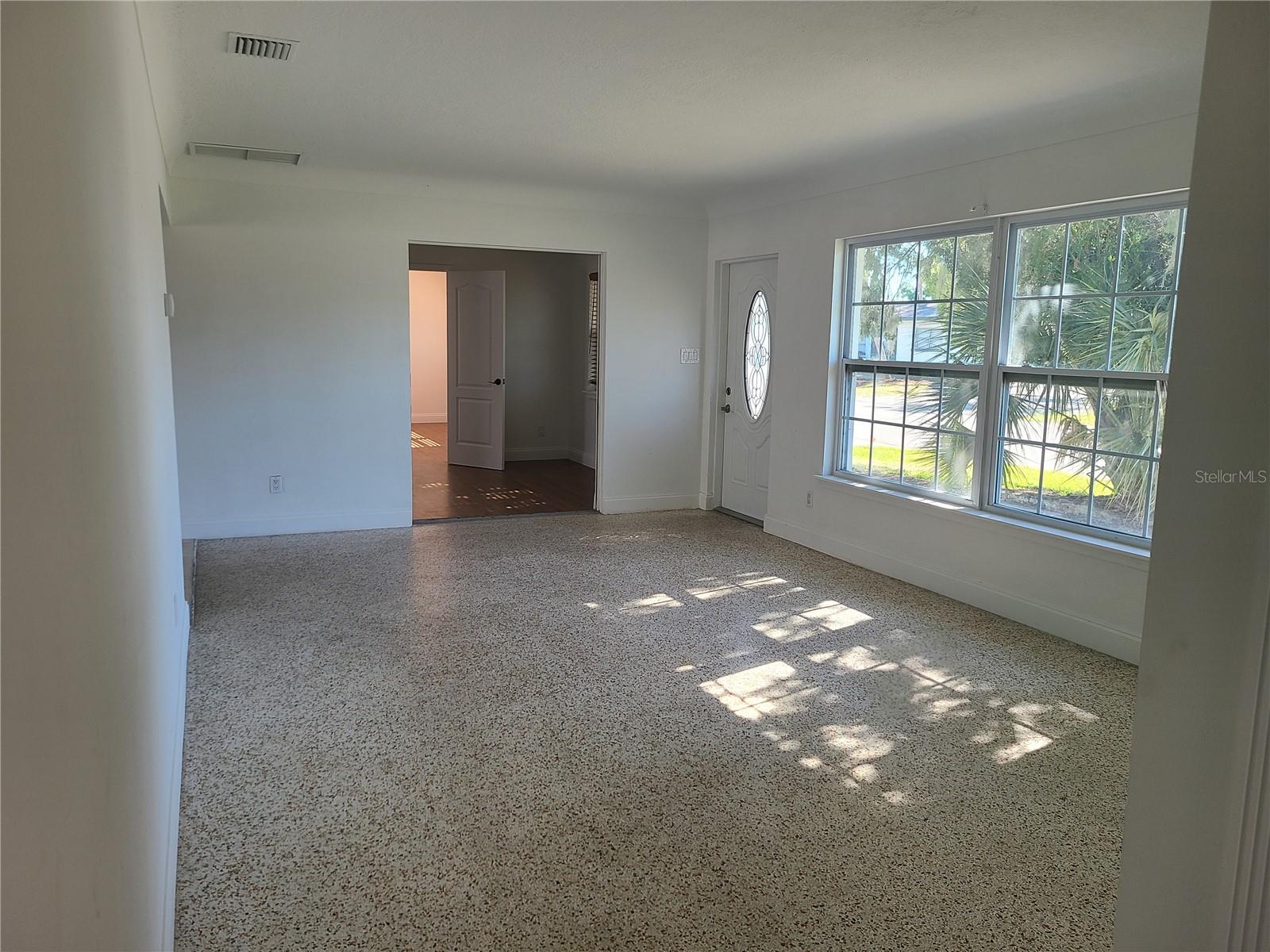 Image 5 of 20 For 2102 Hillview Street