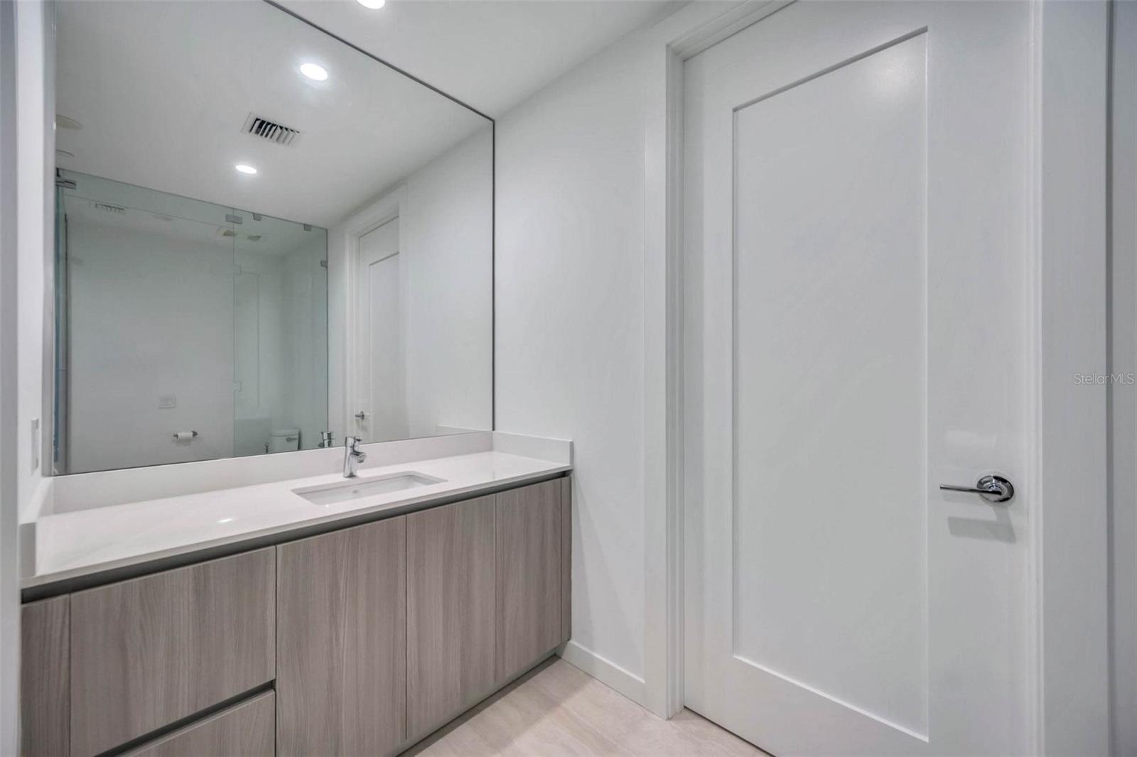 Image 39 of 89 For 301 Quay Commons Drive 1711