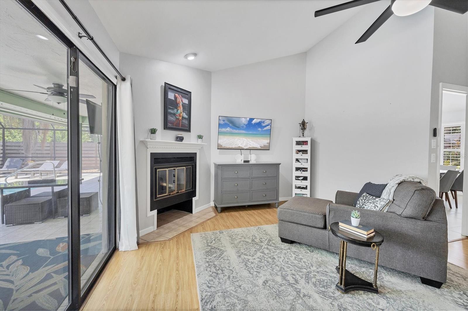Image 22 of 40 For 4079 Woodview Drive