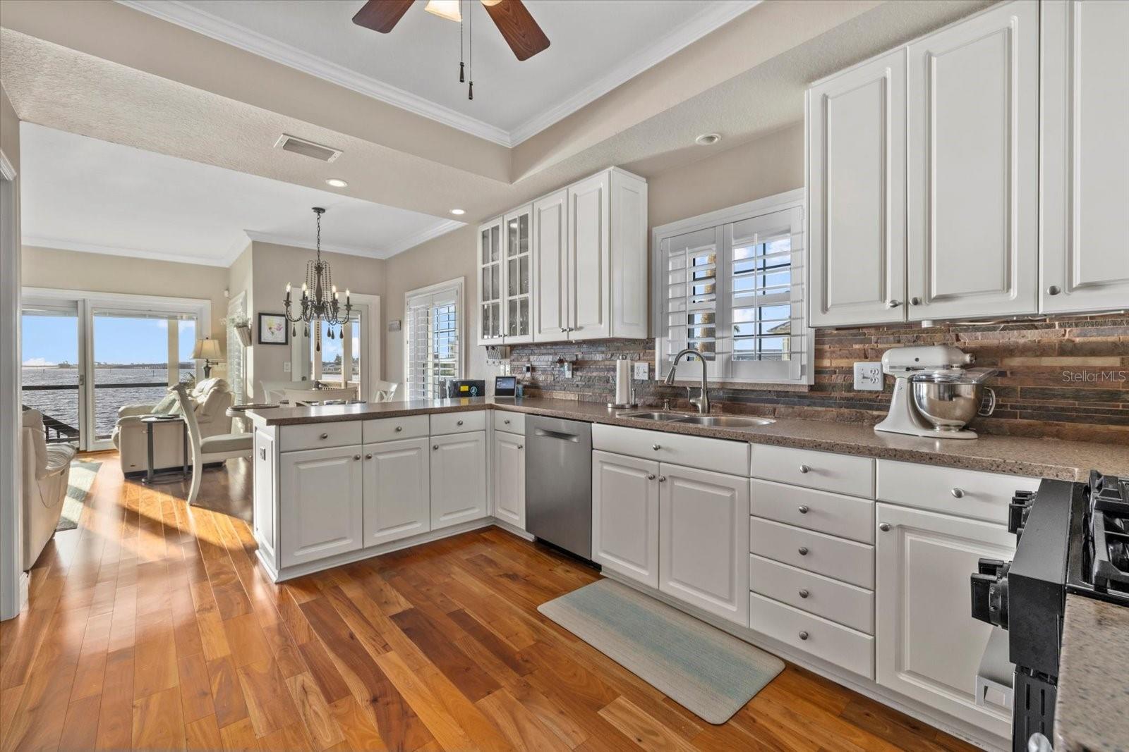Listing photo id 12 for 2438 Baywood Drive W