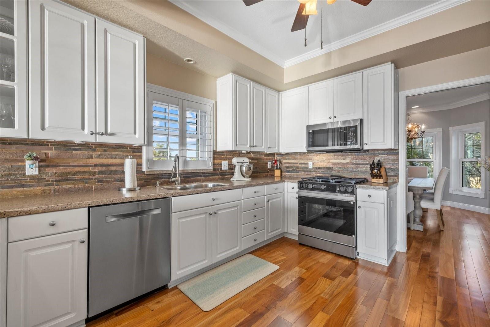 Listing photo id 13 for 2438 Baywood Drive W