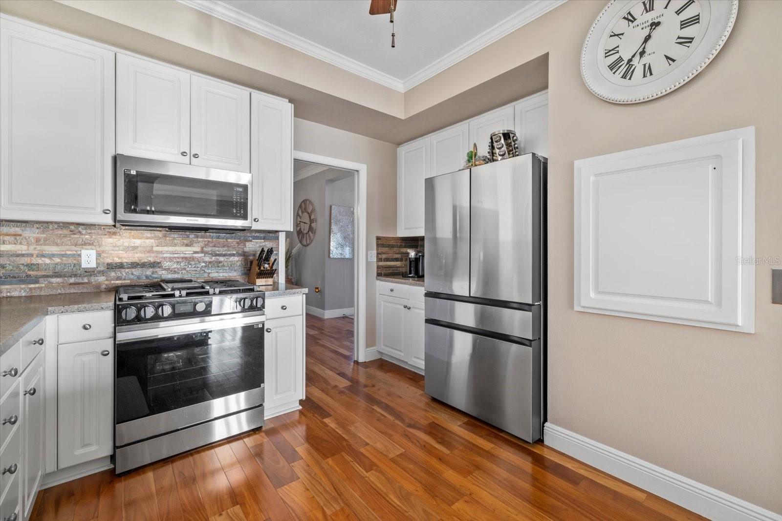 Listing photo id 14 for 2438 Baywood Drive W