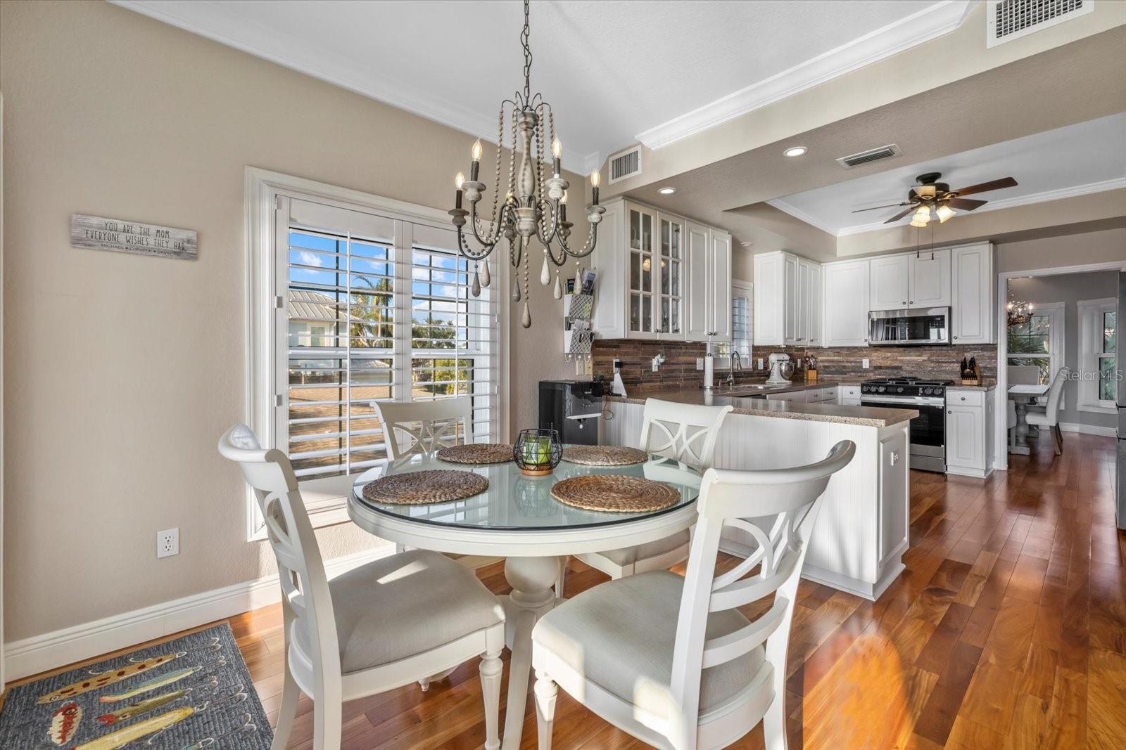 Listing photo id 16 for 2438 Baywood Drive W