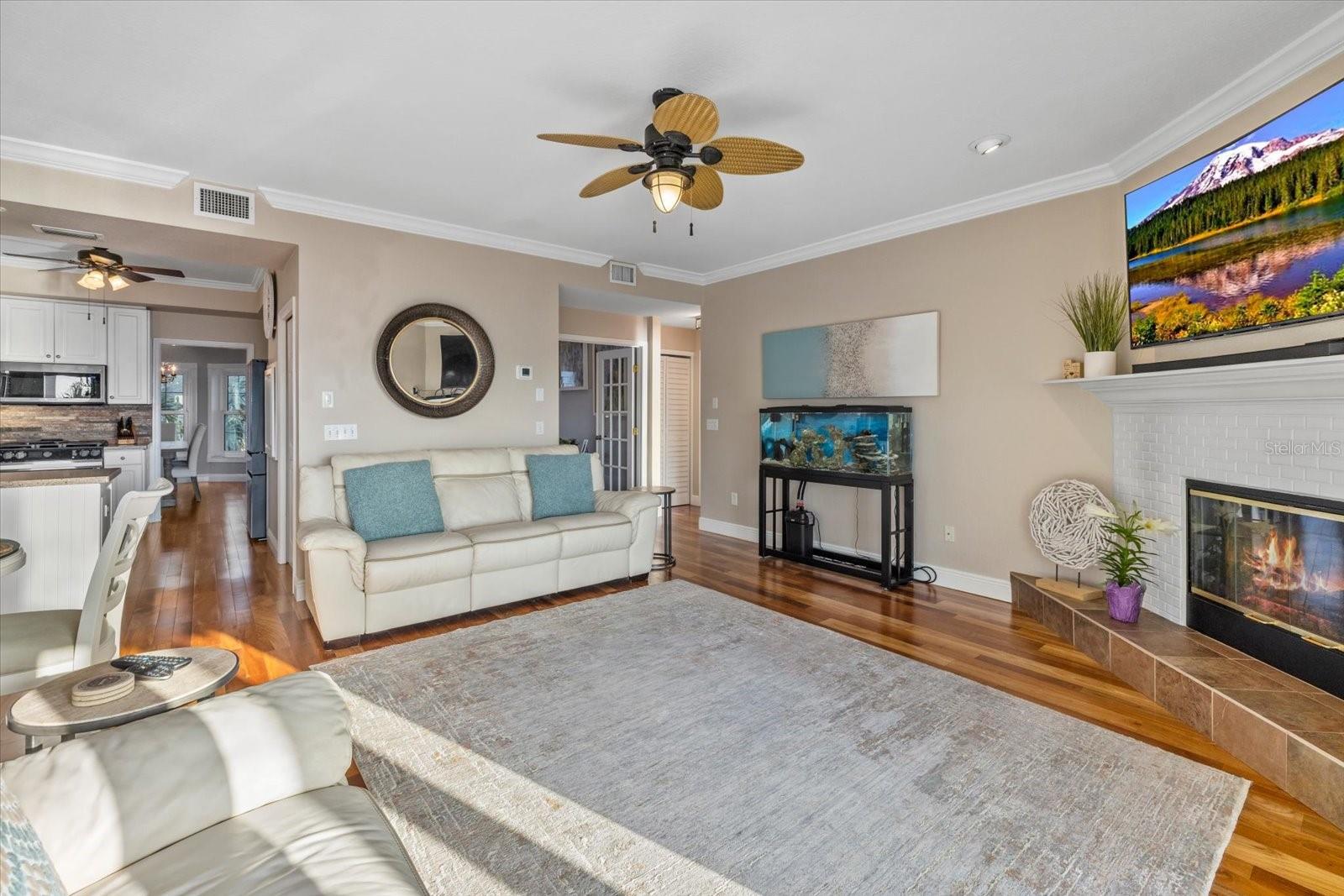 Listing photo id 17 for 2438 Baywood Drive W