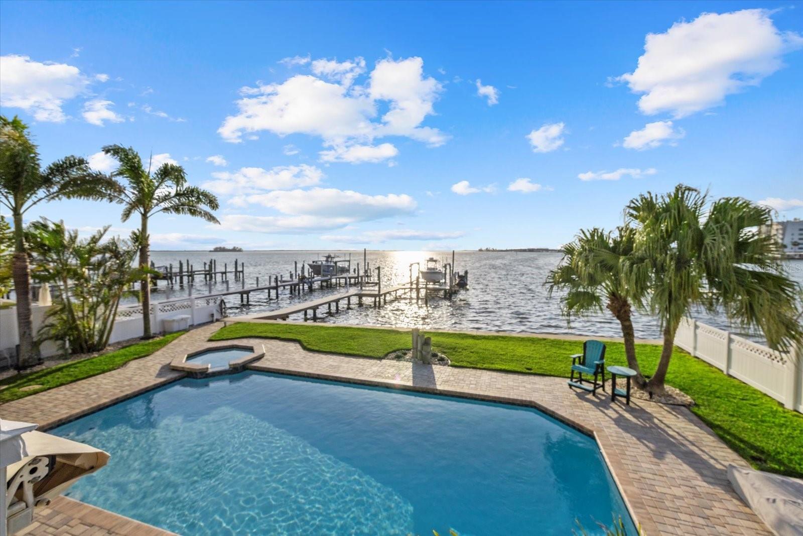 Listing photo id 22 for 2438 Baywood Drive W